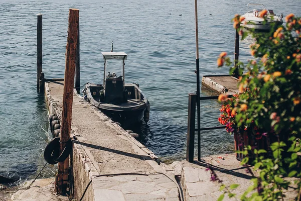 Sahilde yaşlı ahşap sütunlar ve tekne ile güzel eski rıhtım — Stok fotoğraf
