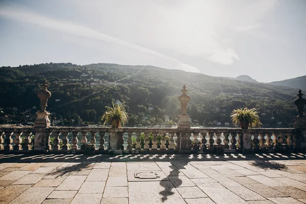 Hermosa vista de monumentos de piedra y terraza en la montaña en Lag —  Fotos de Stock