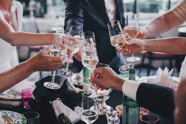 Groupe de personnes tenant des verres de champagne et trinquant au mariage — Photo