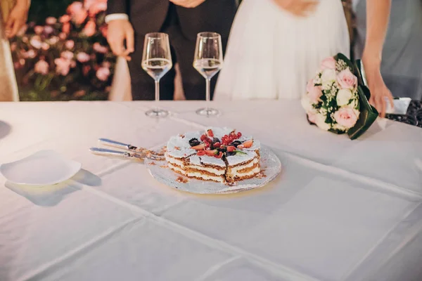 Élégant heureux mariée et marié dégustation ensemble gâteau de mariage avec — Photo