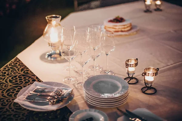 Stół weselny ze świeczkami, sztućcami i płytkami, napój szampański — Zdjęcie stockowe