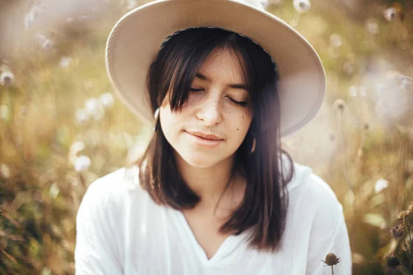 Mindfulness. Retrato de chica hipster tranquila en sombrero relajante en wi — Foto de Stock