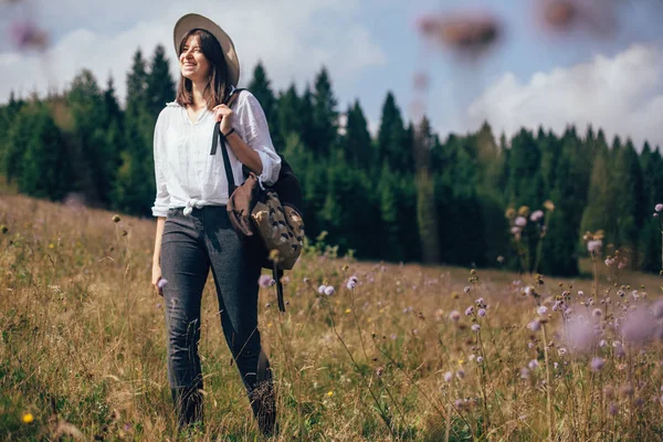 Fernweh und Reisekonzept. Hipster-Mädchen mit Rucksack unterwegs — Stockfoto