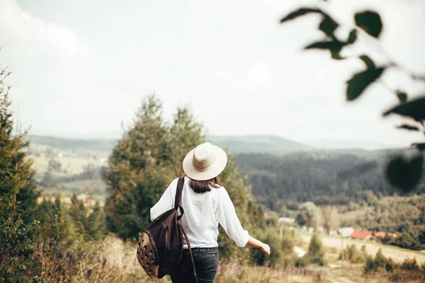 Hipster menina com mochila viajando e andando em cima de ensolarado — Fotografia de Stock