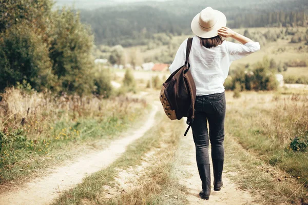 Hipster-Mädchen mit Rucksack unterwegs und zu Fuß auf sonnigem — Stockfoto