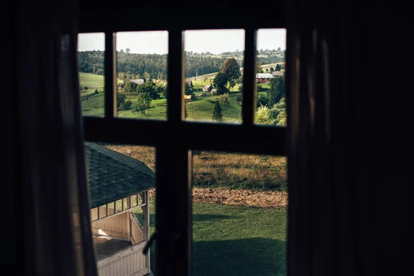 Bella vista dalla finestra cabina su verdi colline di montagna con fo — Foto Stock