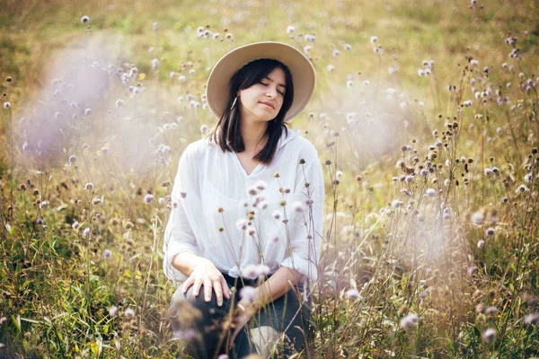 Şapka hipster kız güneşli dağlarda seyahat, wi rahatlatıcı — Stok fotoğraf