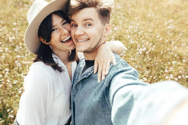 Felice coppia hipster fare selfie e sorridente in montagna soleggiata — Foto Stock