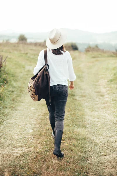 Hipster girl with backpack traveling and walking on top of sunny — Stock Photo, Image