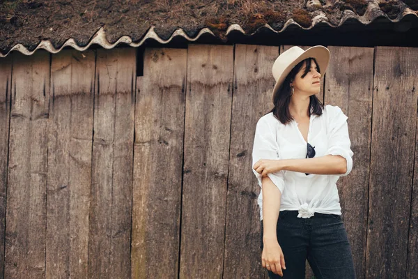 Hipster girl in white casual outfit posing on background of old — Stock Photo, Image