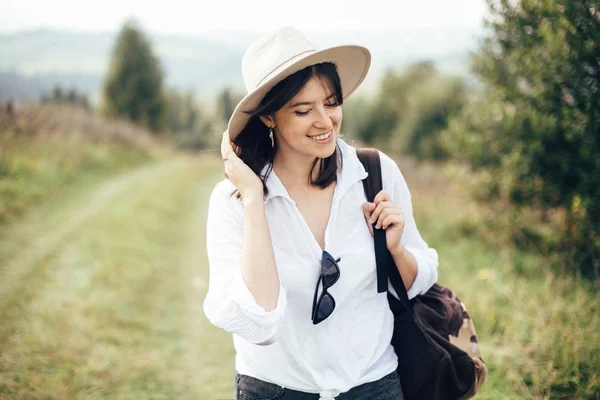 Sırt çantası güneşli binek üstüne seyahat ile Mutlu hipster kız — Stok fotoğraf
