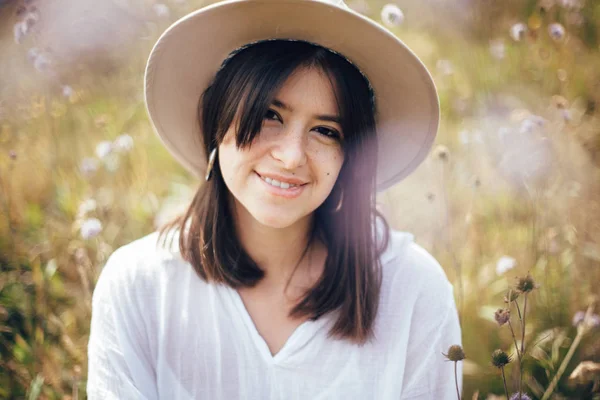 Portrait de fille hipster heureux chapeau relaxant dans mea fleur sauvage — Photo