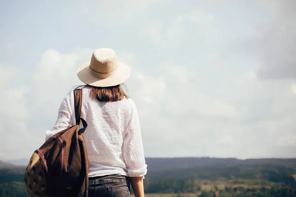 Hipster girl with backpack traveling and standing on top of sunn — Stock Photo, Image