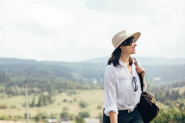 Hipster-Mädchen mit Rucksack auf dem sonnigen Berg unterwegs, w — Stockfoto