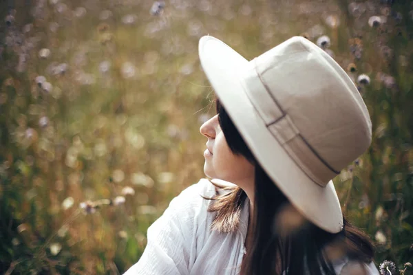 Portrait of happy hipster girl in hat relaxing in wildflower mea — Stock Photo, Image