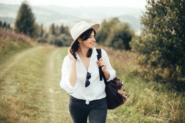 Hipster-Mädchen mit Rucksack auf dem sonnigen Berg unterwegs, w — Stockfoto