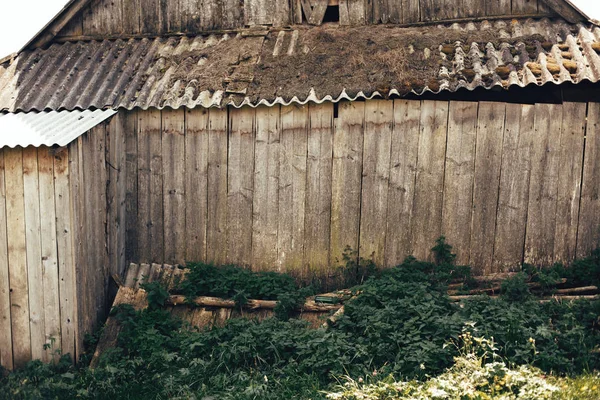 Krásná stará dřevěná kabina se zelenou trávou. Stará dřevěná stěna — Stock fotografie