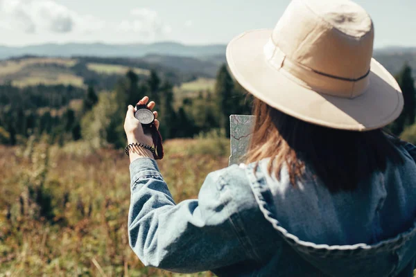 Stylisches Hipstermädchen mit Karte und Kompass, das im sonnigen — Stockfoto