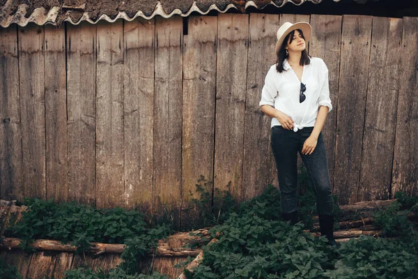 Hipster girl in white casual outfit posing on background of old — Stock Photo, Image