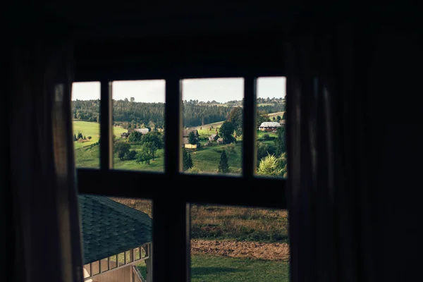 Вид из окна каюты на зеленые горные хребты с — стоковое фото