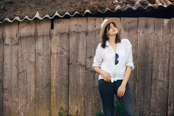 Hipster girl in white casual outfit posing on background of old — Stock Photo, Image