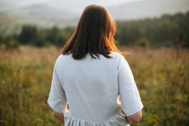Güneşli mead çim ve kır çiçekleri yürüyüş Şık boho kız