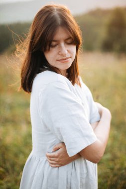 Atmosferik sunse de güneşli çayırşık boho kız portre