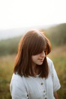 Güneşli mead çim ve kır çiçekleri yürüyüş Şık boho kız