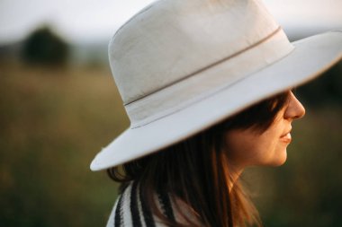 Atmosferik gün batımında güneşli ışık şık boho kız portre 