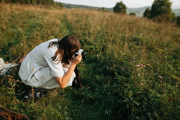 Menina boho elegante tirar foto no filme câmera de foto analógica do gr — Fotografia de Stock