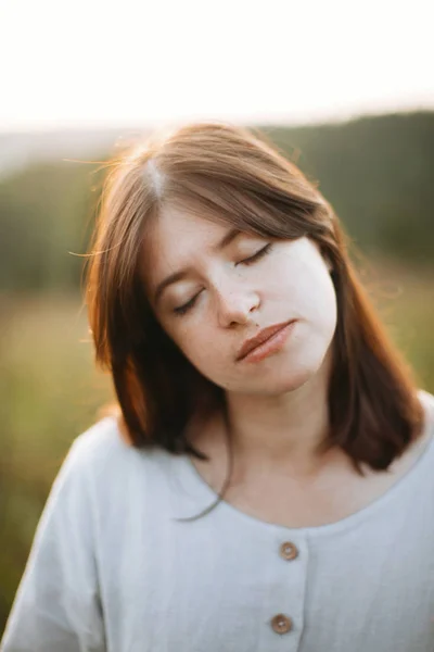 Stylish boho girl portrait in sunny meadow at  atmospheric sunse — Stock Photo, Image