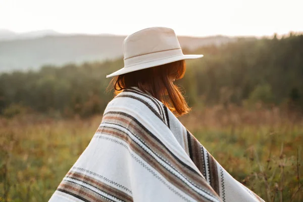 Glückliche Hipster-Frau in Poncho und Hut genießen Reisen in sogar — Stockfoto