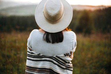 Şık boho kız atmosferik gün batımında güneşli ışıkta poz i