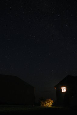 Yıldız ve lig ile ahşap kabin ile gece gökyüzünde güzel görünümü