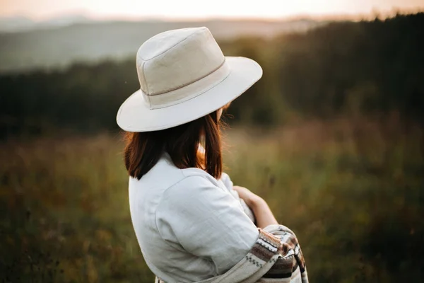 Snygg Boho flicka poserar i soligt ljus vid atmosfärisk solnedgång i — Stockfoto