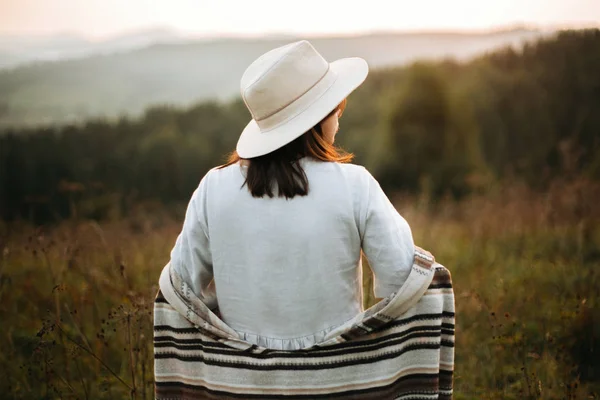 Lycklig hipster kvinna i poncho och hatt njuter reser i ännu — Stockfoto