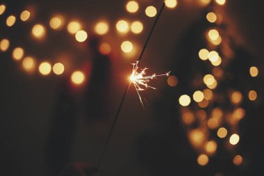 Altın noel arka planda parlayan parıltılar tutan el 