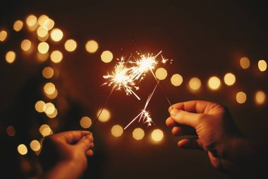 Altın noel tre arka planda ellerde Parlayan ışıltılar