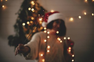 Santa ha şık hipster kız elinde yanan büyük ışıltı
