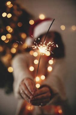 Happy New Year eve parti atmosferi. Elinde yanan Kıvılcım