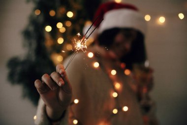 Bac santa şapka şık kız elinde yanan büyük ışıltı