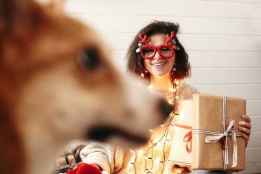 Şık mutlu kız noel ışık noel hediye kutusu tutan