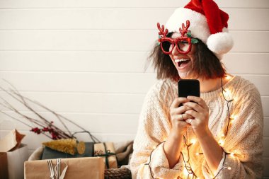 Reindeer boynuzları holdin ile şenlikli gözlük şık mutlu kız