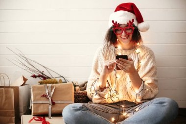 Reindeer boynuzları holdin ile şenlikli gözlük şık mutlu kız