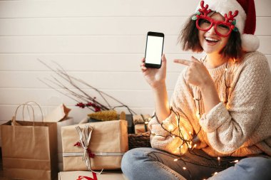 Reindeer boynuzları holdin ile şenlikli gözlük şık mutlu kız