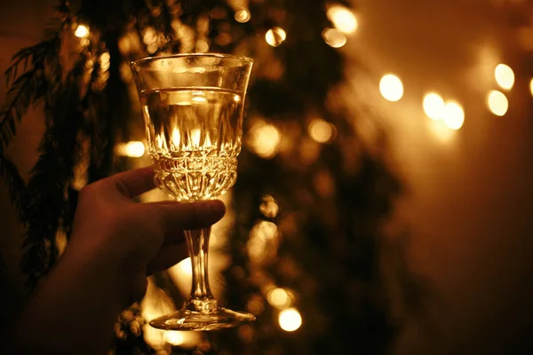 Gott nytt år Eve Party. Hand innehav champagneglas på bakgr — Stockfoto