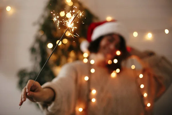 Happy New Year eve party atmosphere. Sparkler burning in hand of — Stock Photo, Image