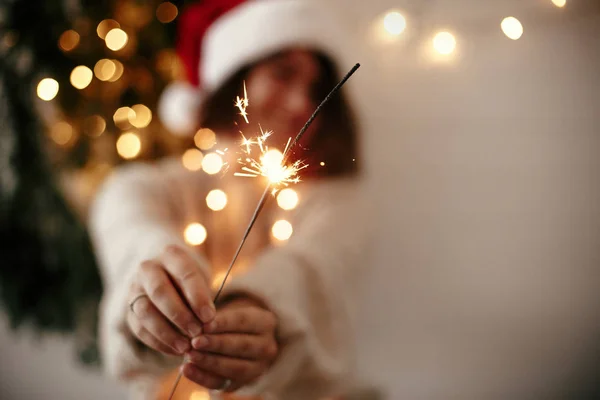 Happy New Year eve party atmosphere. Sparkler burning in hand of — Stock Photo, Image