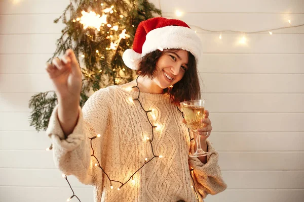 Mutlu yıllar partisi. Santa şapka holdin şık mutlu kız — Stok fotoğraf