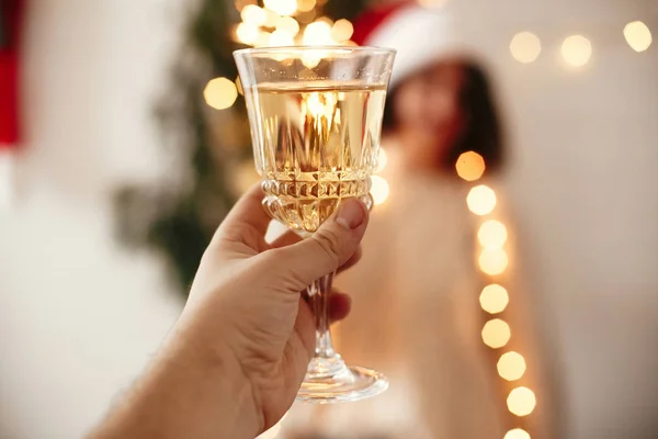 Homme toasting avec verre de champagne à fille heureuse dans santa chapeau esprit — Photo